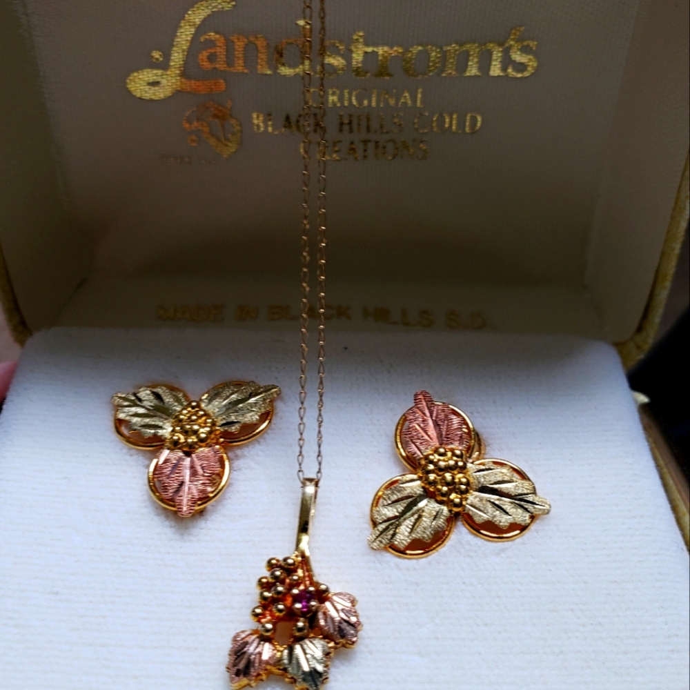 Black Hills Gold Tri-color CLIP ON Earrings and Pendant.